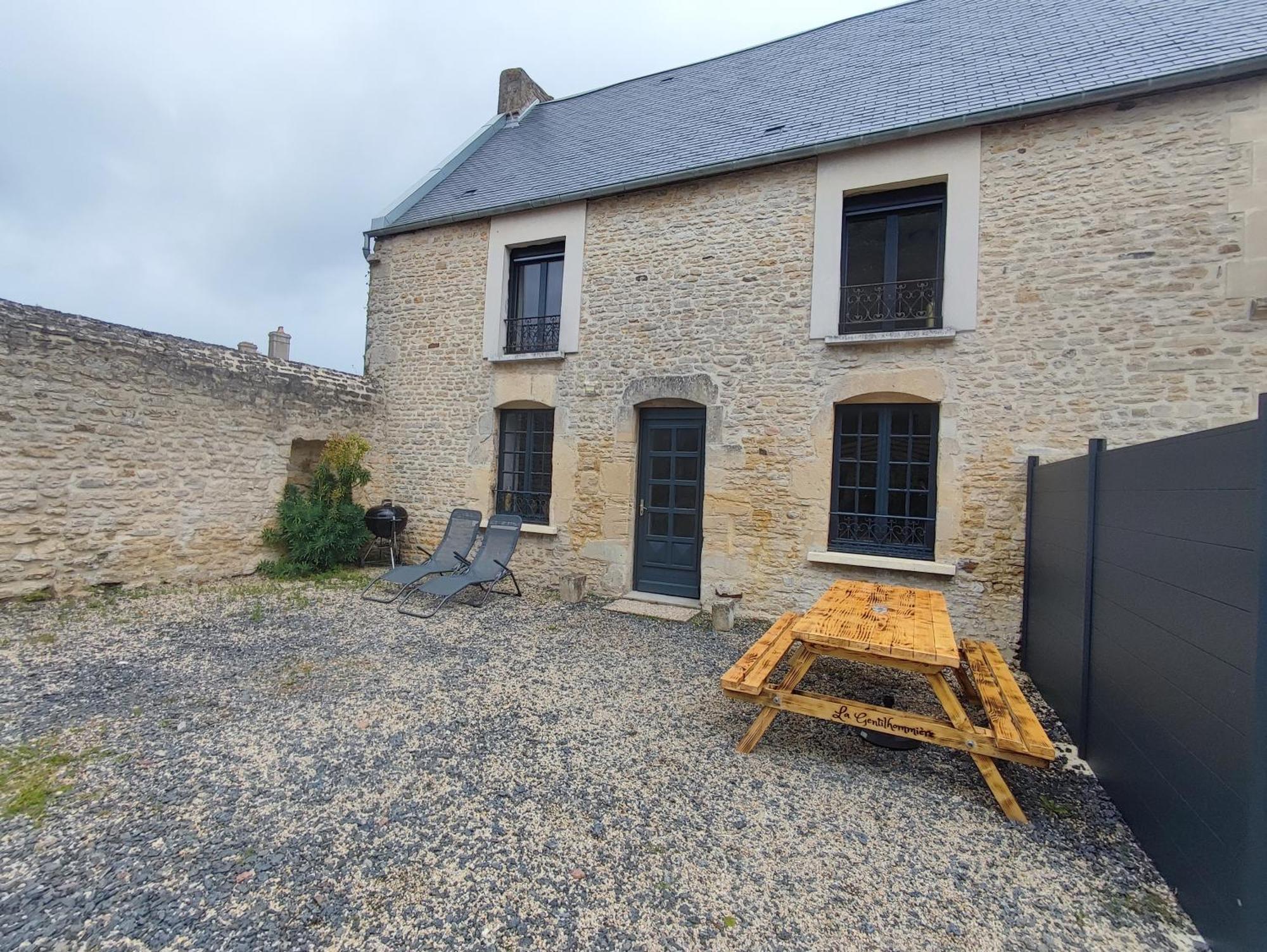 Le Domaine De La Gentilhommiere Situee Entre Bayeux Et Arromanches Les Bains 맨비유 외부 사진